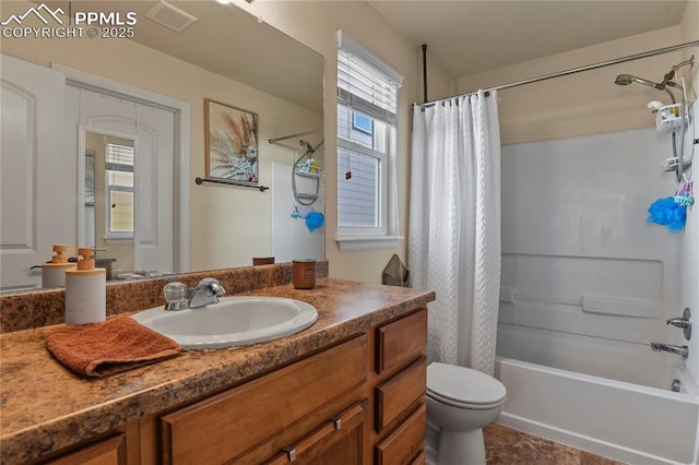 full bathroom with toilet, vanity, and shower / bath combo