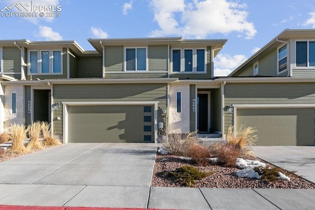 view of front facade featuring a garage