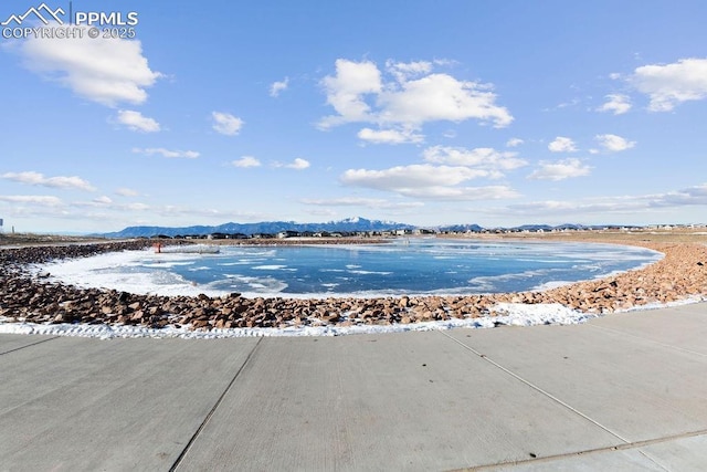 water view featuring a mountain view