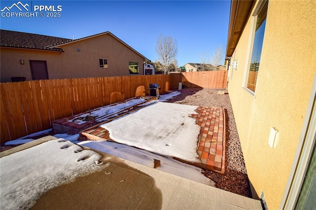 view of yard featuring a patio area