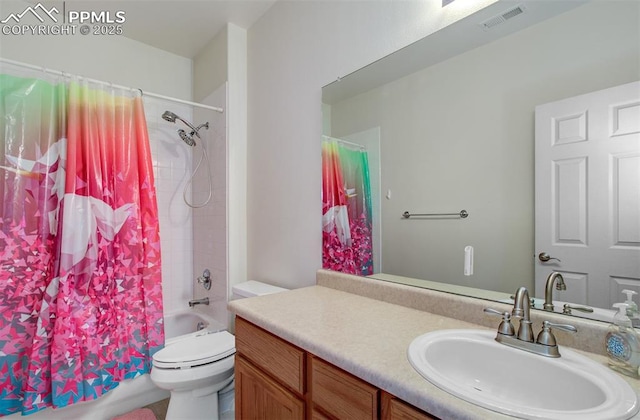 full bathroom featuring shower / bath combo with shower curtain, toilet, and vanity