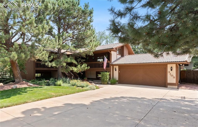 view of front of house with a front lawn