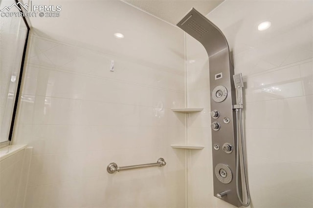 bathroom featuring a tile shower