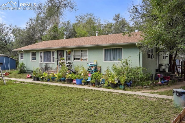 view of front of house with a front lawn