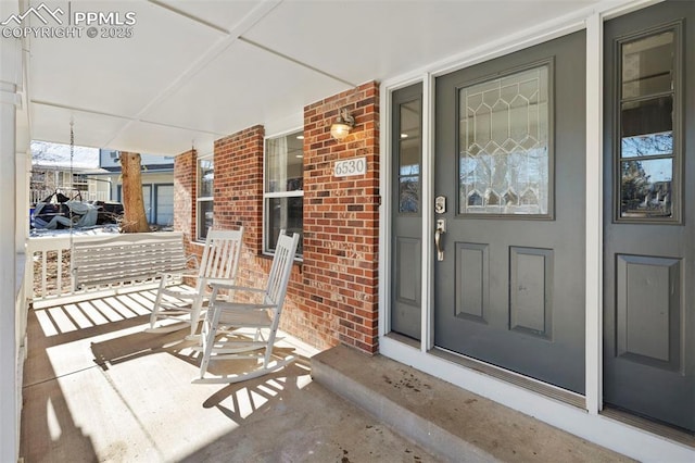 property entrance featuring a porch