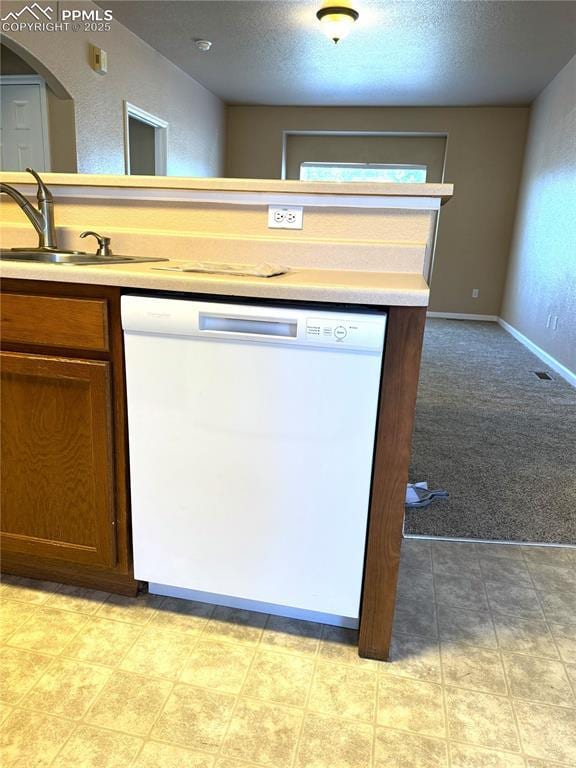 room details with sink, a textured ceiling, dishwasher, and light carpet