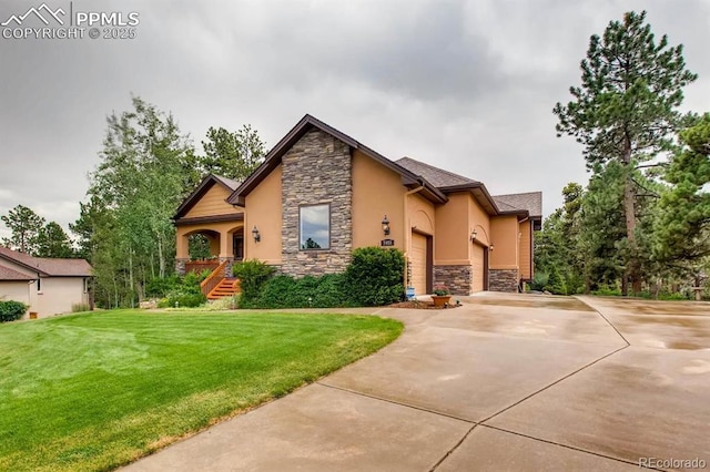 view of front of property featuring a front lawn