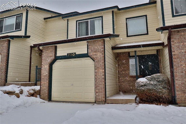 view of front facade featuring a garage