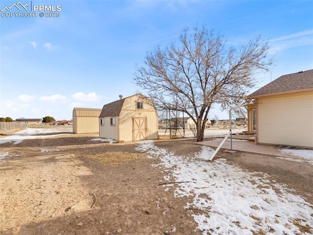 view of yard with a storage shed