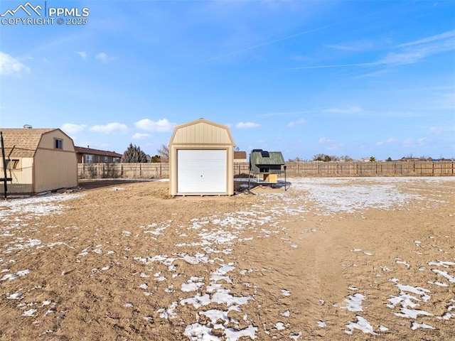 view of yard featuring a storage shed