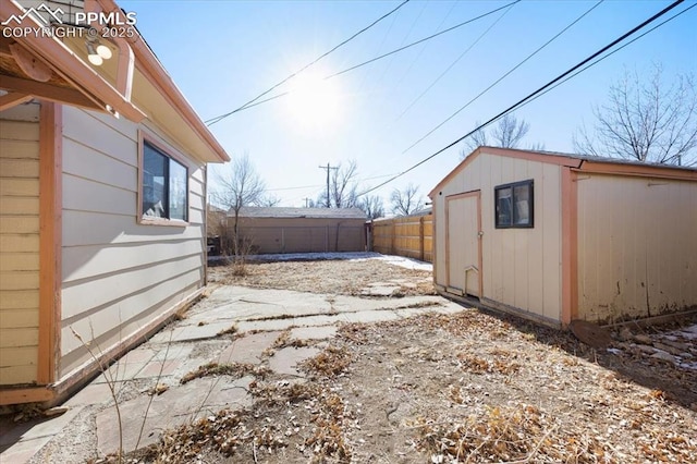 view of yard featuring a shed