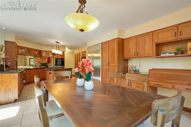 dining space featuring sink and light tile patterned floors