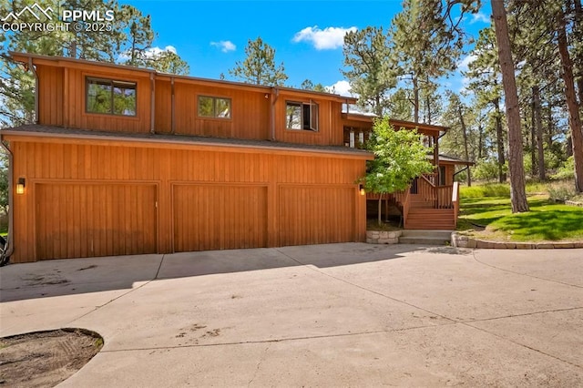 view of front facade featuring a garage