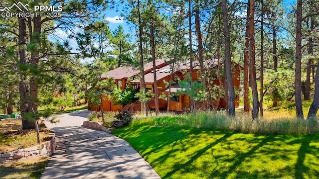 view of front of house featuring a front lawn