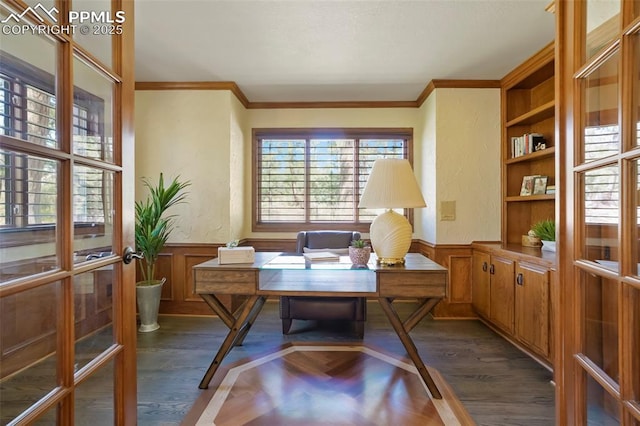 office area with ornamental molding, dark wood-type flooring, and built in shelves