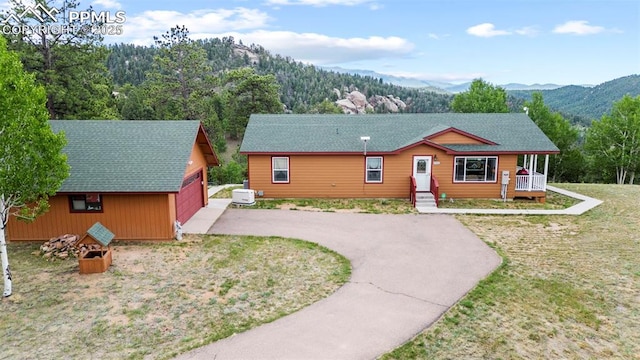 ranch-style home with a mountain view and a front yard