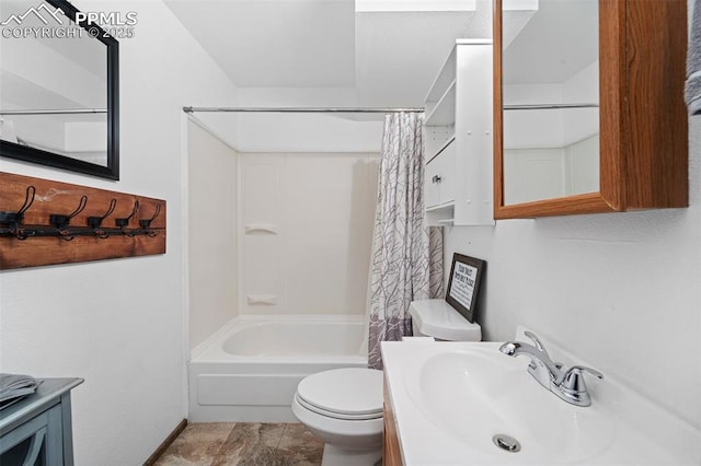 full bathroom featuring shower / tub combo with curtain, vanity, and toilet