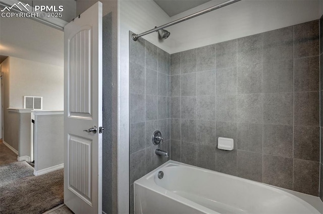 bathroom featuring tiled shower / bath combo