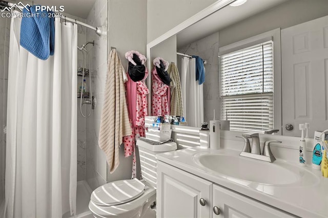 bathroom featuring a shower with curtain, vanity, and toilet