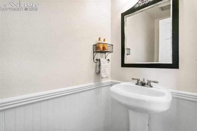 bathroom featuring sink