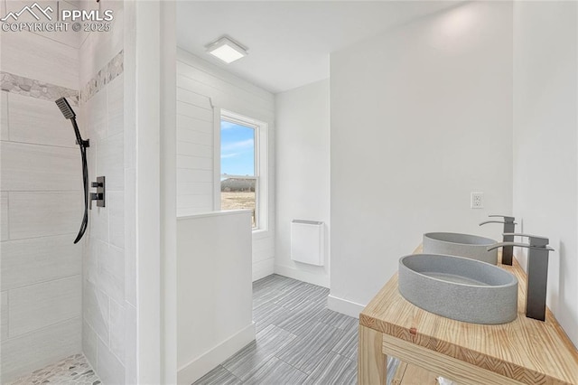 1636 Lakemoor Dr, Florissant, CO 80816 - bathroom featuring a sink, baseboards, and tiled shower
