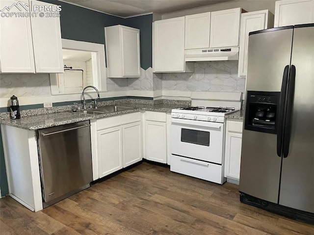 kitchen with under cabinet range hood, dark wood-style flooring, appliances with stainless steel finishes, and a sink