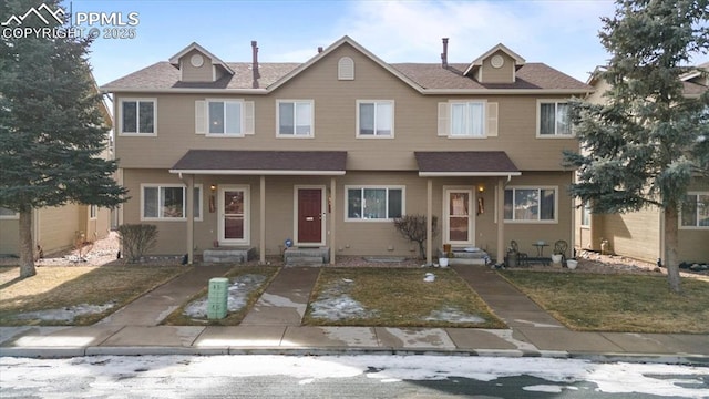 view of front of home featuring a front yard