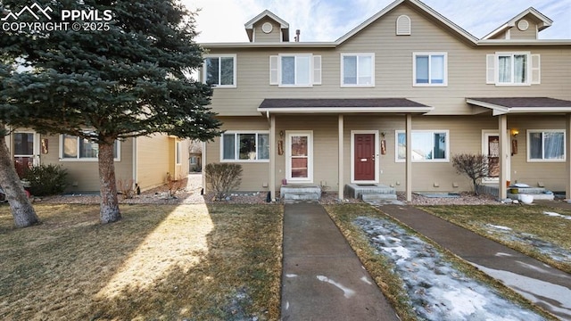 view of front of house featuring a front lawn