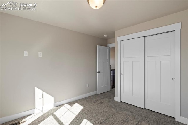 unfurnished bedroom featuring carpet flooring and a closet