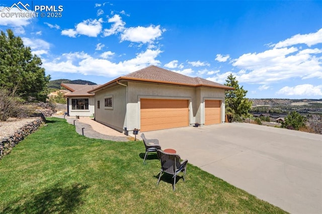 view of front of property featuring a front lawn