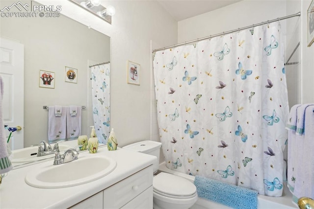 full bathroom featuring shower / tub combo with curtain, vanity, and toilet