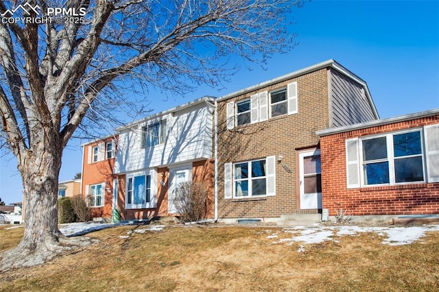 view of front of property featuring a front yard