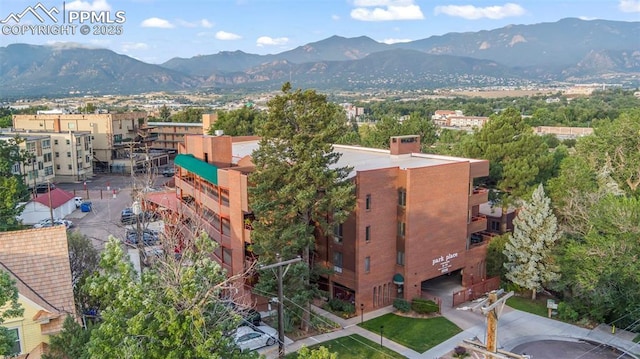 birds eye view of property featuring a mountain view