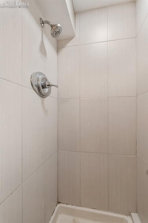 bathroom featuring tiled shower