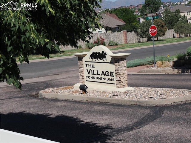 community / neighborhood sign featuring a mountain view