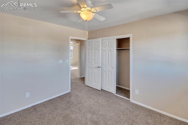 unfurnished bedroom featuring a ceiling fan, a closet, baseboards, and carpet flooring