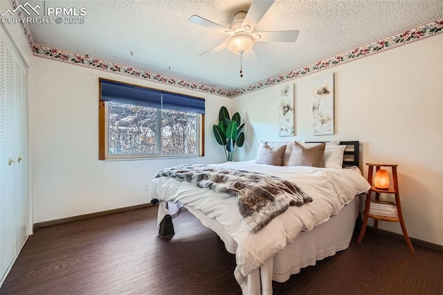 bedroom featuring dark wood-type flooring, ceiling fan, and a textured ceiling