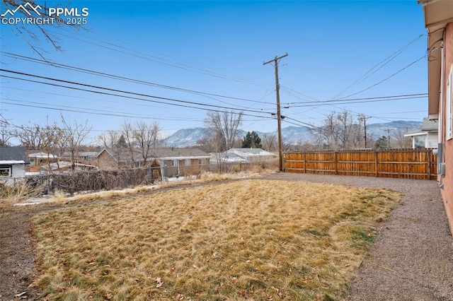 view of yard featuring a mountain view