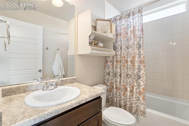 full bath with shower / tub combo with curtain, vanity, and toilet