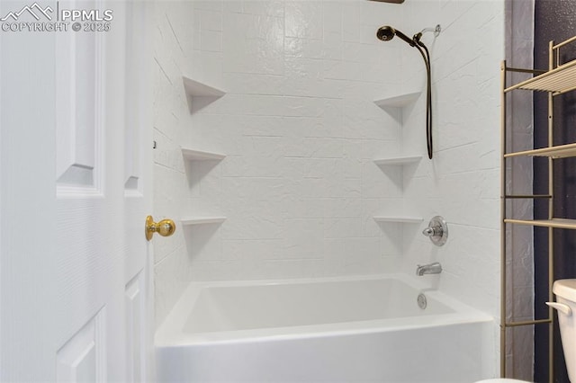 bathroom featuring tiled shower / bath