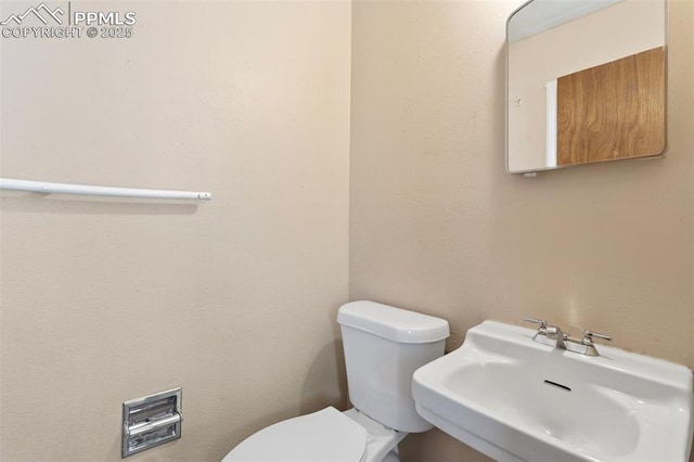 bathroom featuring toilet and sink