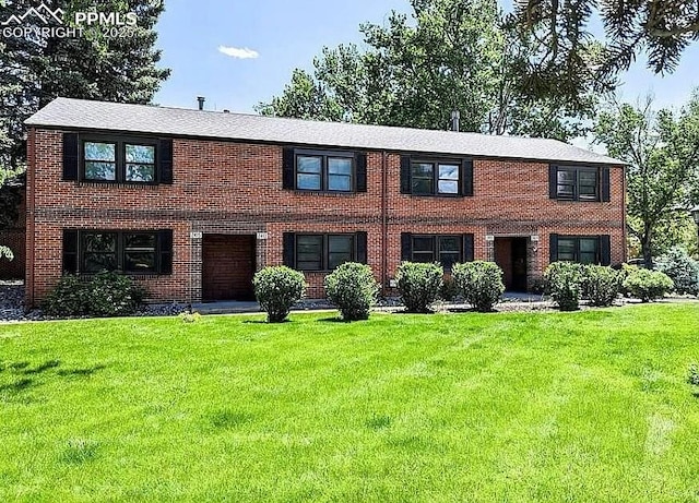 view of front facade featuring a front yard