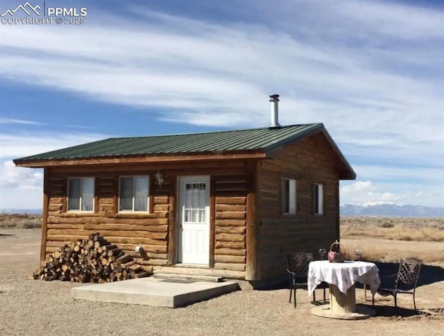 view of front of home featuring an outdoor structure