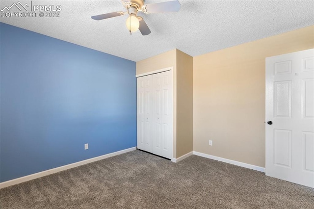 unfurnished bedroom featuring ceiling fan, carpet flooring, a textured ceiling, and a closet