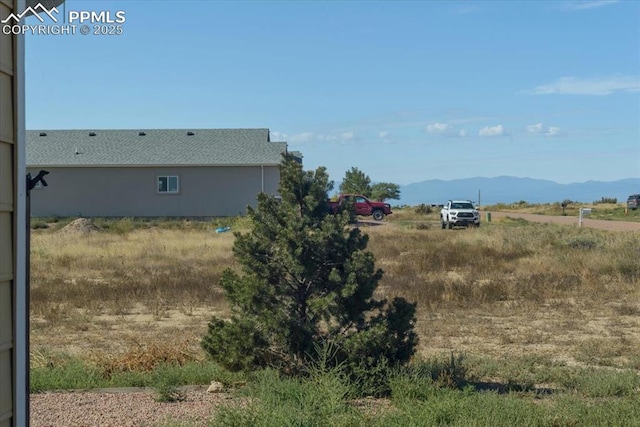 view of yard featuring a mountain view