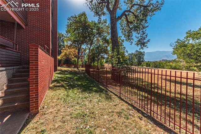 view of yard featuring a mountain view