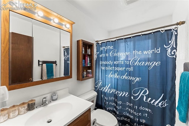 bathroom featuring a shower with curtain, vanity, and toilet