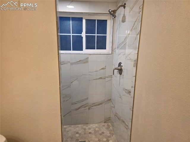 bathroom featuring a tile shower