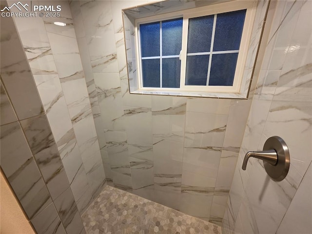 bathroom featuring a tile shower