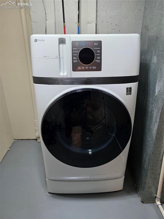 laundry area featuring washer / dryer